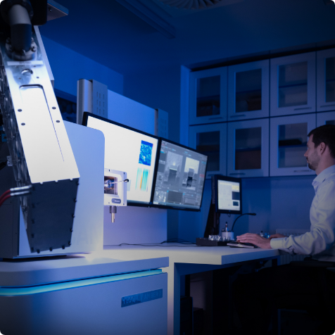 Forscher mit TESCAN AMBER X für die Analyse von Batteriematerialien