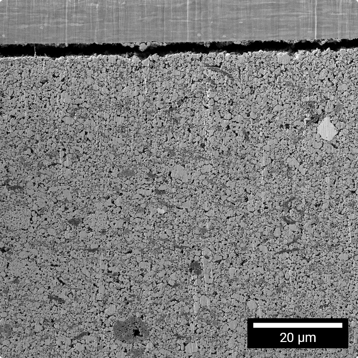 Kollektor-Kathoden-Delamination in LFP-Batterie entdeckt