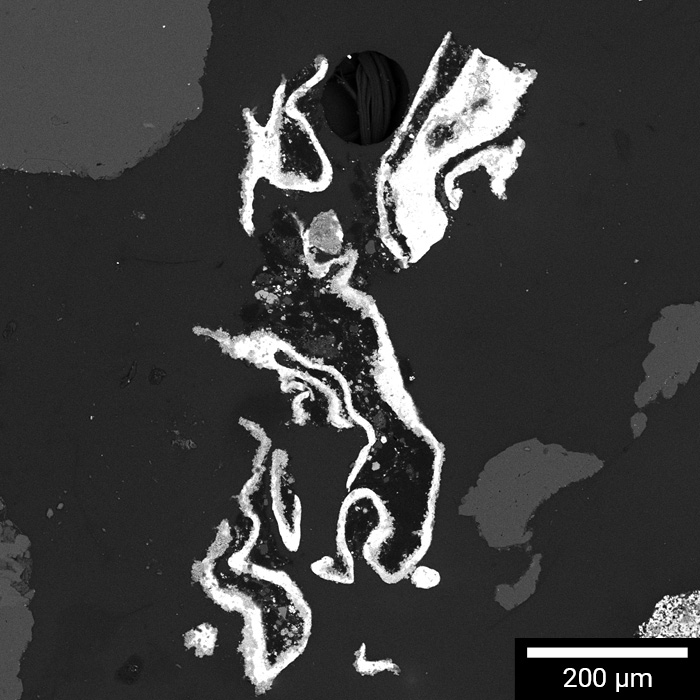 Mit Kupferfolie verschlossene Batterieelemente in schwarzer Masse