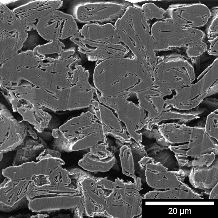 SEM des Querschnitts einer Graphitanode, hergestellt mit FIB