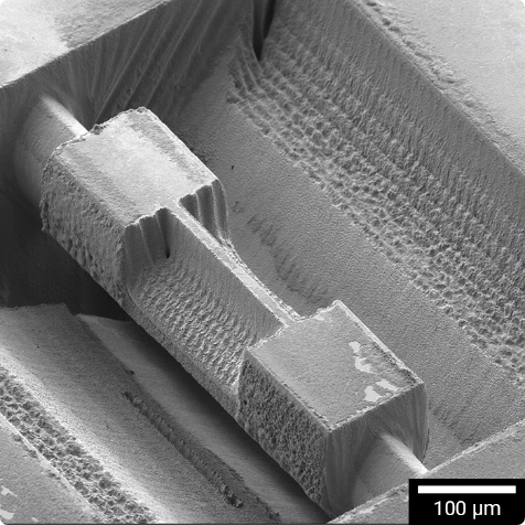 0,5 mm großer Lamellenbrocken aus einer durch Laserablation hergestellten IC-Probe, gereinigt mit CO2-Schneestrahl.