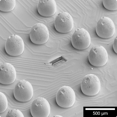 400 µm breiter Plasma-FIB-Querschnitt durch Passivierungs- und Polyimidschichten zur Untersuchung von RDL-Schichten.