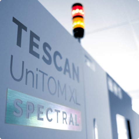 Gerät mit TESCAN UniTOM XL Spectral-Logo